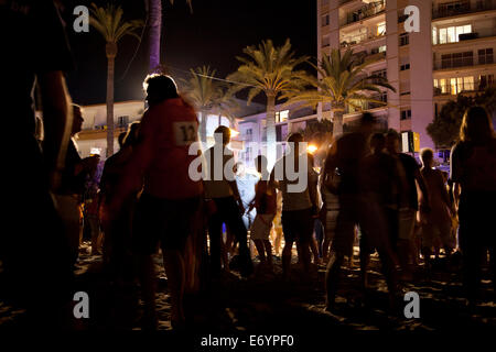 Beach-Party feiern Sant Joan und Sommersonnenwende am Strand von Figueretas auf Ibiza Stockfoto