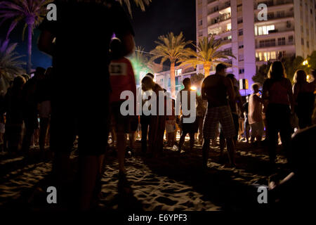 Beach-Party feiern Sant Joan und Sommersonnenwende am Strand von Figueretas auf Ibiza Stockfoto