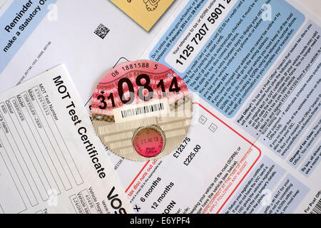 abgelaufene Auto Steuer Papierscheibe Verlegung über Autofahren Dokumenten Stockfoto