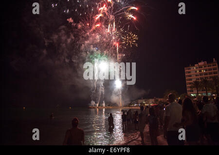 Beach-Party feiern Sant Joan und Sommersonnenwende am Strand von Figueretas auf Ibiza Stockfoto