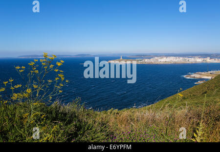 Blick auf den berühmten Leuchtturm oder Herkules-Turm und die Mitte von A Coruna, Galicien, Spanien. Dieser Leuchtturm ist mehr als 1900 ye Stockfoto