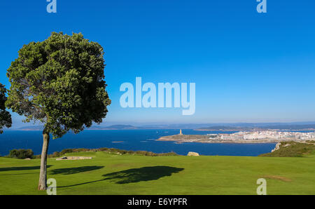 Blick vom San Pedro Mountain auf den berühmten Leuchtturm oder Hercules Tower von A Coruna, Galicien, Spanien. Dieser Leuchtturm ist mehr tha Stockfoto