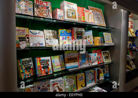 Kinder Kunstbücher auf Regal - USA Stockfoto