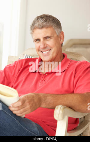 Mitte Alter Mann ein Buch zu lesen Stockfoto