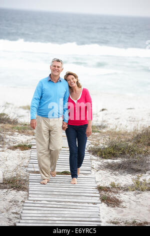 Älteres Paar zu Fuß am Meer Stockfoto