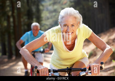 Älteres Paar auf Land-Radtour Stockfoto