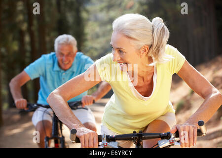 Älteres Paar auf Land-Radtour Stockfoto