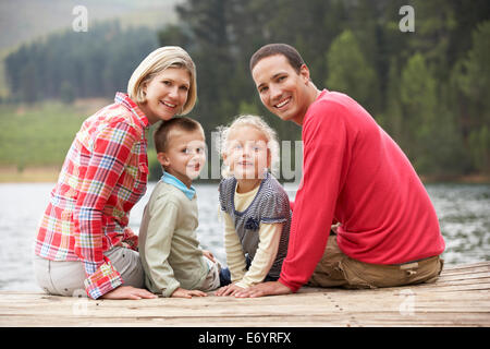 Familie sitzt auf einem Steg Stockfoto