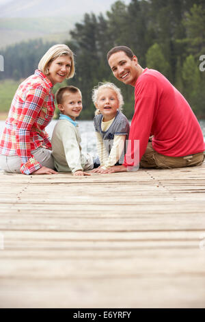 Familie sitzt auf einem Steg Stockfoto