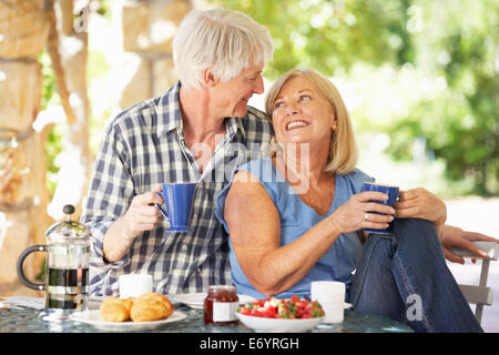 Älteres Paar im Freien zu frühstücken Stockfoto