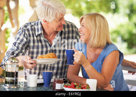 Älteres Paar im Freien zu frühstücken Stockfoto