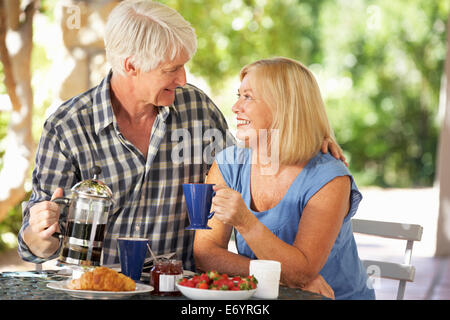 Älteres Paar im Freien zu frühstücken Stockfoto