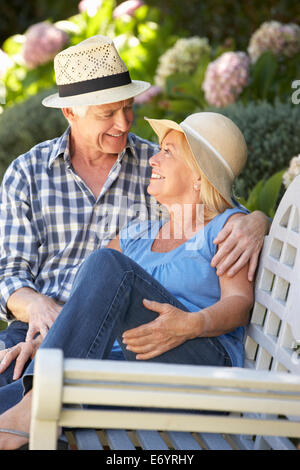 Senior paar romantische Entspannung im Garten Stockfoto