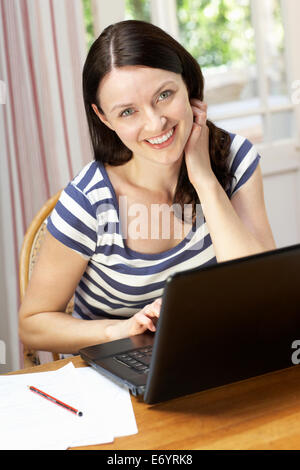 Frau arbeitet im home-office Stockfoto