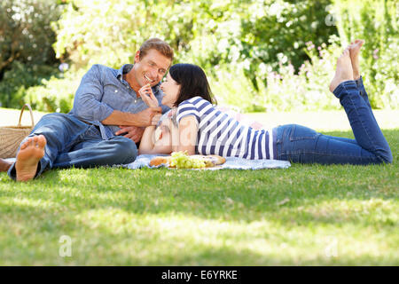 Paar auf romantisches Picknick Stockfoto