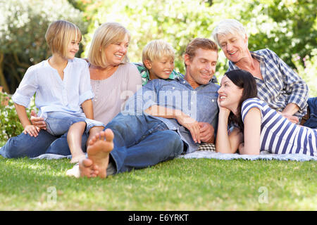 Familie entspannen im park Stockfoto