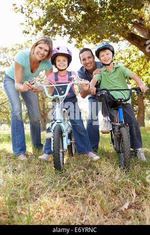 Eltern mit kleinen Kindern auf dem Fahrrad Stockfoto