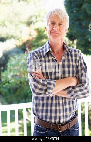 Mitte Alter Mann im Garten Stockfoto