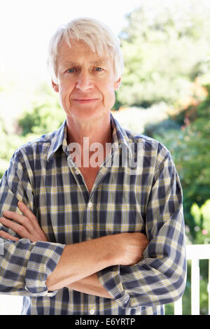 Mitte Alter Mann im Garten Stockfoto