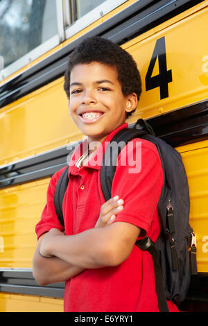 Pre Teen Boy mit Schulbus Stockfoto