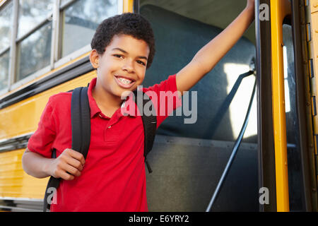 Pre Teen Boy immer auf Schulbus Stockfoto