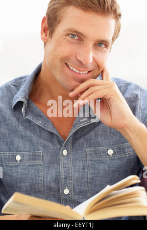 Mann-Lesebuch Stockfoto