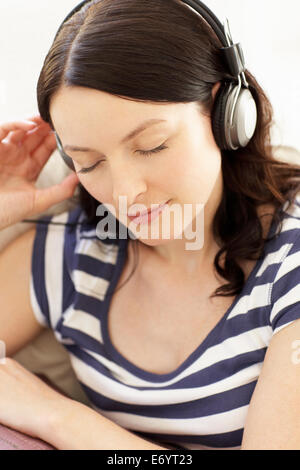 Frau Musik über Kopfhörer hören Stockfoto