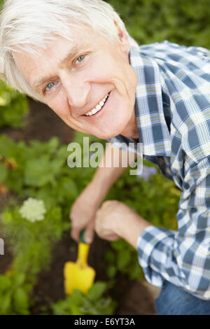 Mitte Alter Mann im Garten Stockfoto
