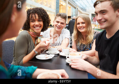 Gruppe von jungen Freunde treffen im Café Stockfoto
