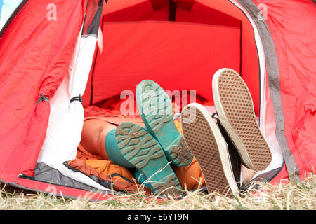 Junges Paar auf camping-Ausflug Stockfoto