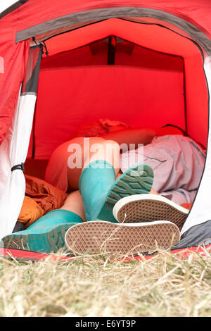 Junges Paar auf camping-Ausflug Stockfoto