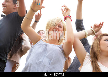 Jugendliche beim Musikfestival Stockfoto