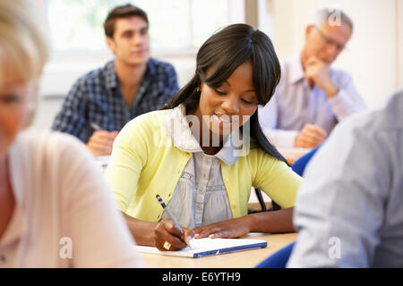 Schüler in der Klasse Stockfoto