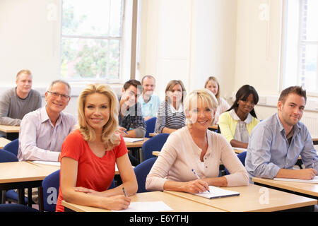 Gemischte Gruppe von Schülern in der Klasse Stockfoto