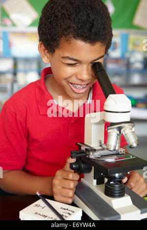 Junge im naturwissenschaftlichen Unterricht mit Mikroskop Stockfoto