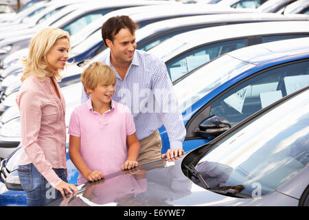 Familie Neuwagen kaufen Stockfoto