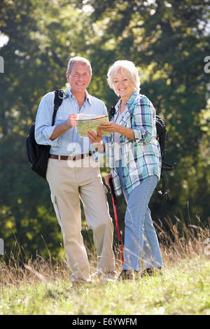 Älteres Paar auf Land zu Fuß Stockfoto