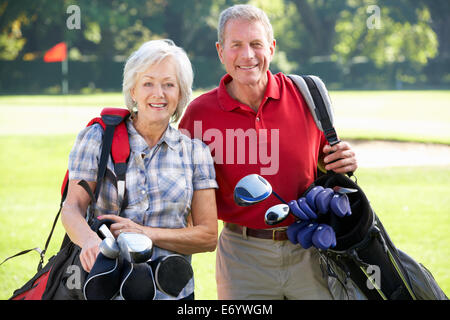 Älteres Paar auf Golfplatz Stockfoto