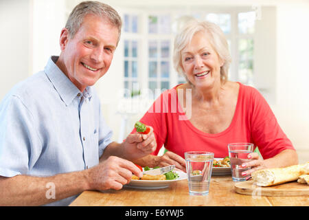Ehepaar im Ruhestand genießen Mahlzeit zu Hause Stockfoto