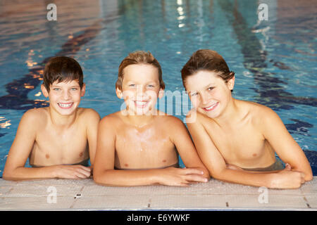 Jungs im Schwimmbad Stockfoto