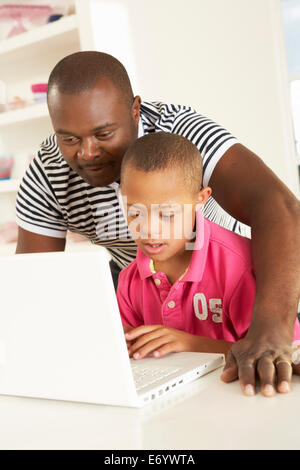 Sohn von Vater und Down-Syndrom mit laptop Stockfoto