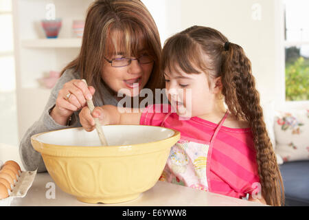 Mädchen mit Down-Syndrom zu backen, mit Mutter Stockfoto