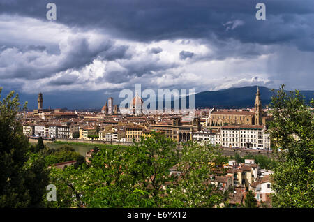 Panorama von Florenz mit dramatischer Himmel vor dem Sturm Stockfoto