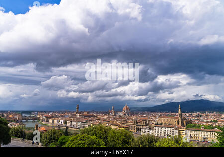 Panorama von Florenz mit dramatischer Himmel vor dem Sturm Stockfoto