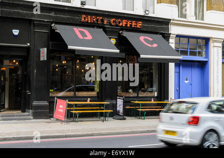 Vorderansicht des schmutzigen Kaffee in London, Großbritannien Stockfoto