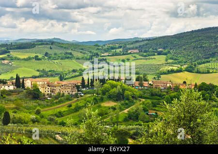 Hügeln, Weinbergen und Zypressen, Toskana-Landschaft in der Nähe von San Gimignano Stockfoto