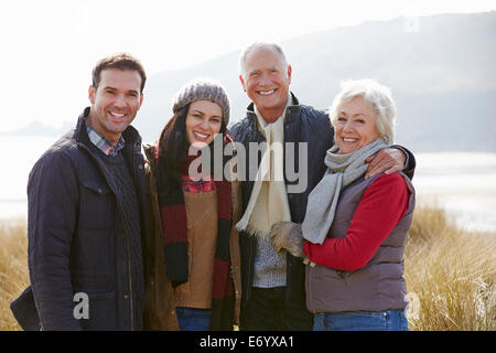 Eltern mit Erwachsenen Nachkommen stehen In Dünen Stockfoto