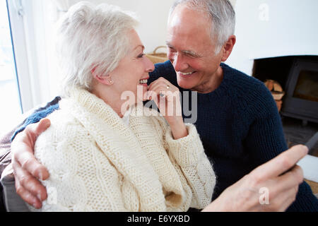 Älteres Paar auf Sofa sitzen und relaxen Stockfoto