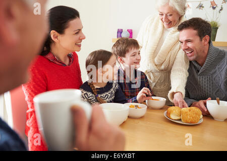 Multi-Generationen-Familie beim Mittagessen am Küchentisch Stockfoto