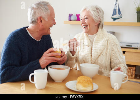 Älteres Paar mit Suppe zum Mittagessen Stockfoto